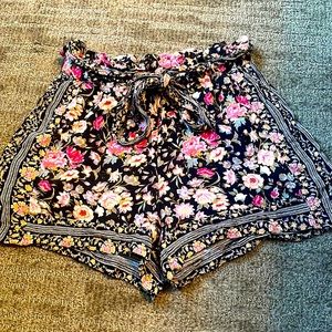 American eagle pull on shorts